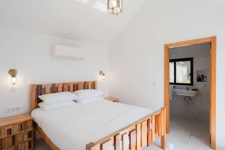 هذه هي غرفة النوم الرئيسية في الكوخ.
سرير مصنوع حسب الطلب من قبل الحرفيين المحليين، يبلغ عرضه 200 سم × 160 سم.
مكيف هواء وواي فاي. شرفة كبيرة بإطلالة على البحر مشتركة مع غرفة النوم 2