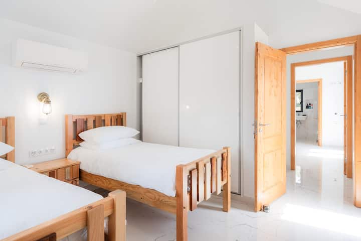 هذه هي غرفة النوم الثانية في الكوخ.
أسرّة مصنوعة حسب الطلب من قبل الحرفيين المحليين، بعرض 190 سم × 90 سم.
مكيف هواء وواي فاي. شرفة كبيرة بإطلالة على البحر مشتركة مع غرفة النوم 1