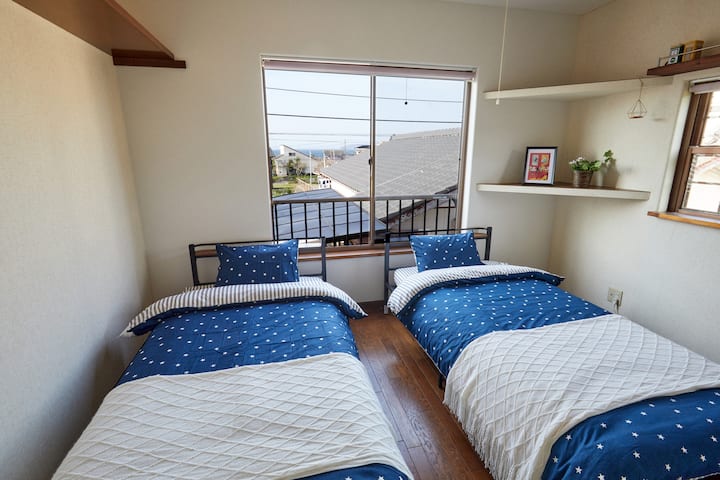 Drugi kat je spavaća soba.Možete vidjeti i more.Ako je vrijeme lijepo, možete vidjeti i planinu Fuji.