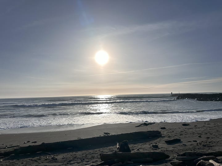 Beachtown Getaway! Walk To Beaches, Downtown & Fun - Brookings, OR