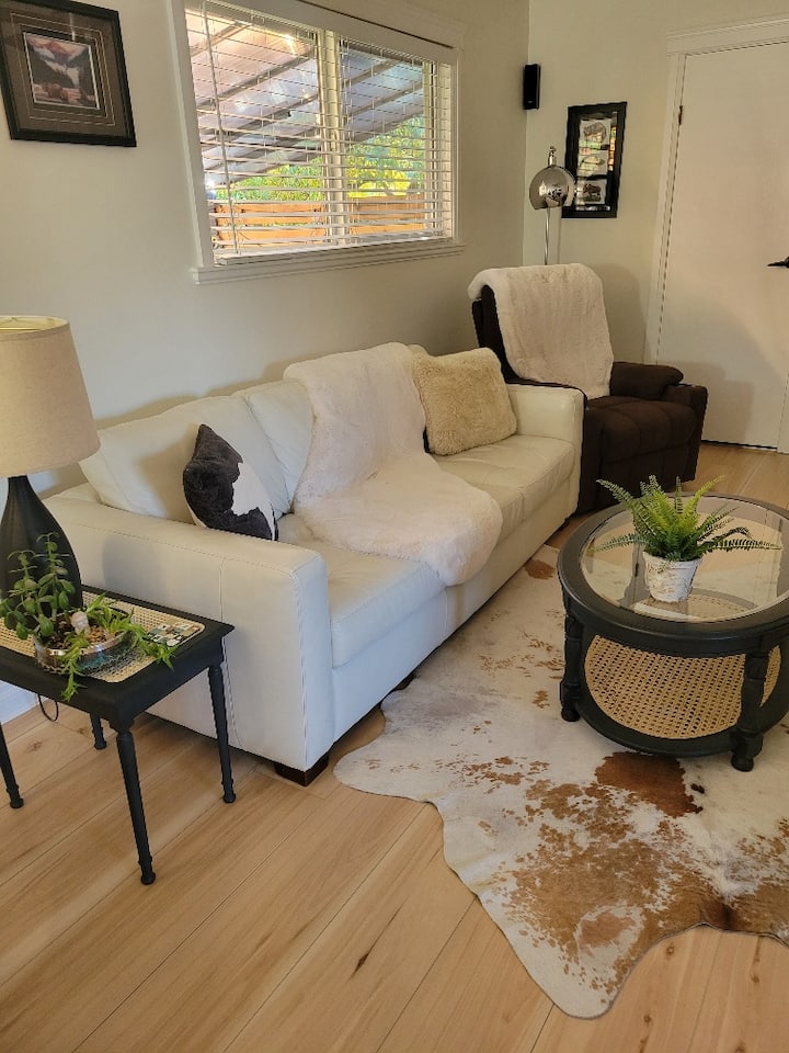 King Suite W/ Barrel Sauna & Private Patio - Kamloops