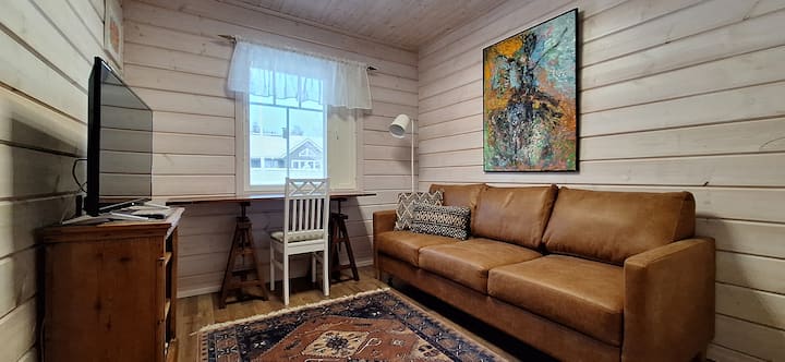 Un canapé dans la deuxième chambre.