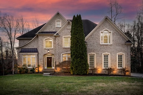 Modern Getaway near PTI Airport - Theater & Games