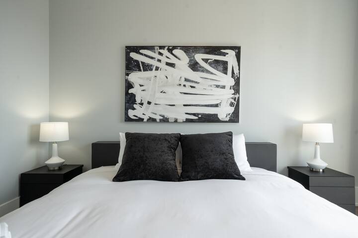 Luxe Downtown Penthouse near CN Tower (1500sq ft) gallery image 4