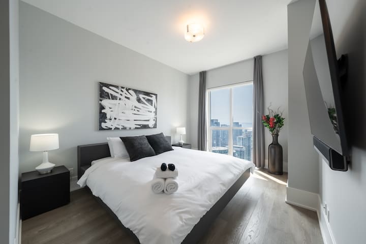 Luxe Downtown Penthouse near CN Tower (1500sq ft) gallery image 3