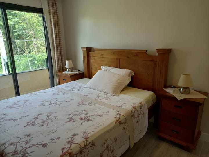 Chumba kilicho na kitanda cha malkia, wahudumu bubu walio na taa, kabati lenye mallet iliyojaa droo, kiyoyozi, kioo na flirt/shina