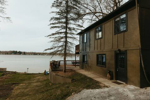 Large Cottage w/ HotTub, Private Beach, Media Room