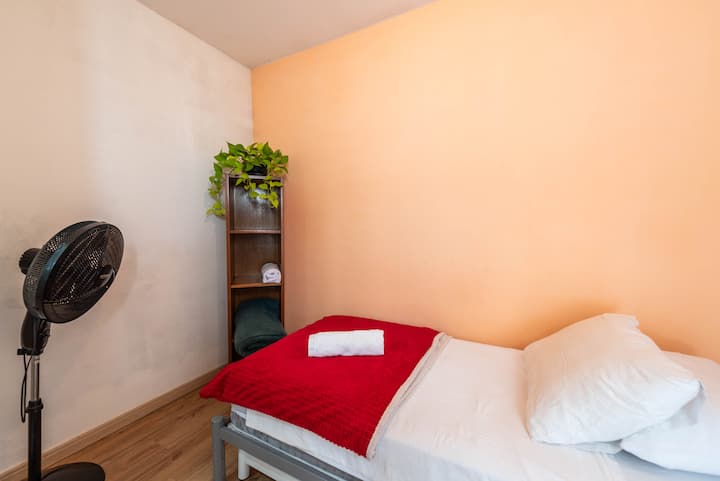 Апартман со двоен кревет за двајца единечни. Со полици и вентилатор. Се наоѓа на 1 кат.