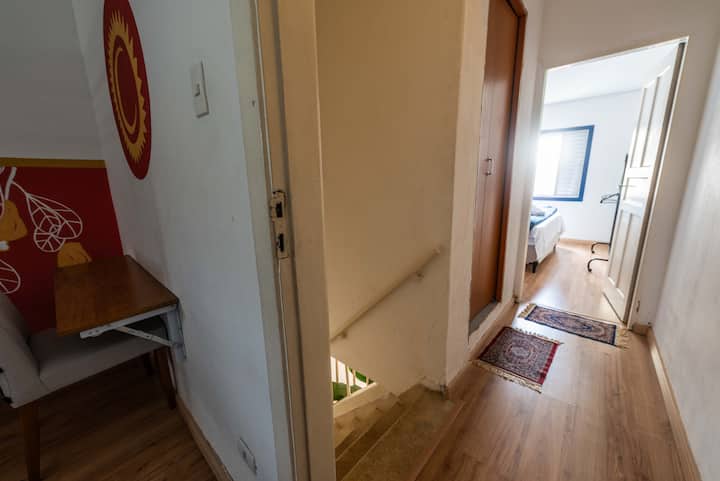 Поглед на спалната соба 2 кон бањата 1, спалната соба 1 и внатрешните скали до приземјето/дневната соба.