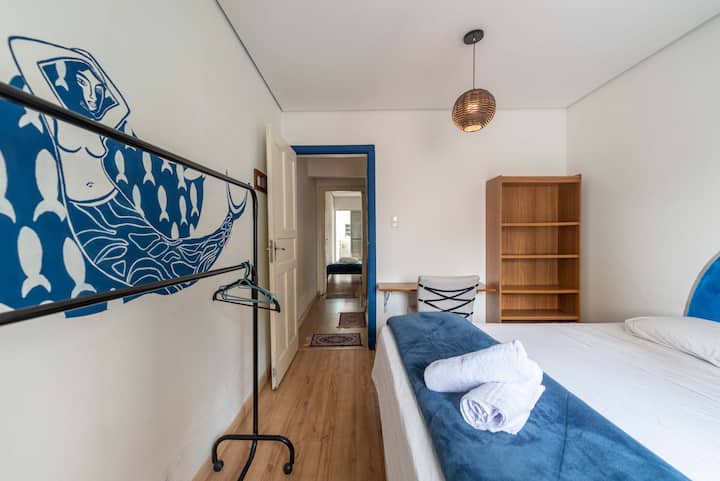 Голема соба со брачен кревет (широк 150-179 см), биро и стол за работа, папагал, полици, вентилатор, прозорец со поглед кон градината, огледало во полна големина. Се наоѓа на 1 кат.