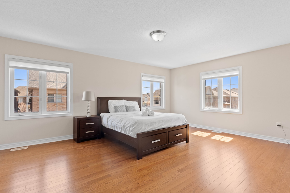 卧室明亮通风，配有舒适的床和硬木地板。




