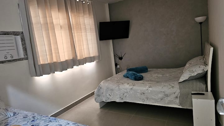 Queensize-seng med Pilon-overdel, enkeltseng med ekstra seng nedenunder, klimaanlæg på 10.000 BTU, 42" smart-tv og lampe. Altid helt ren og meget grundigt desinficeret. 