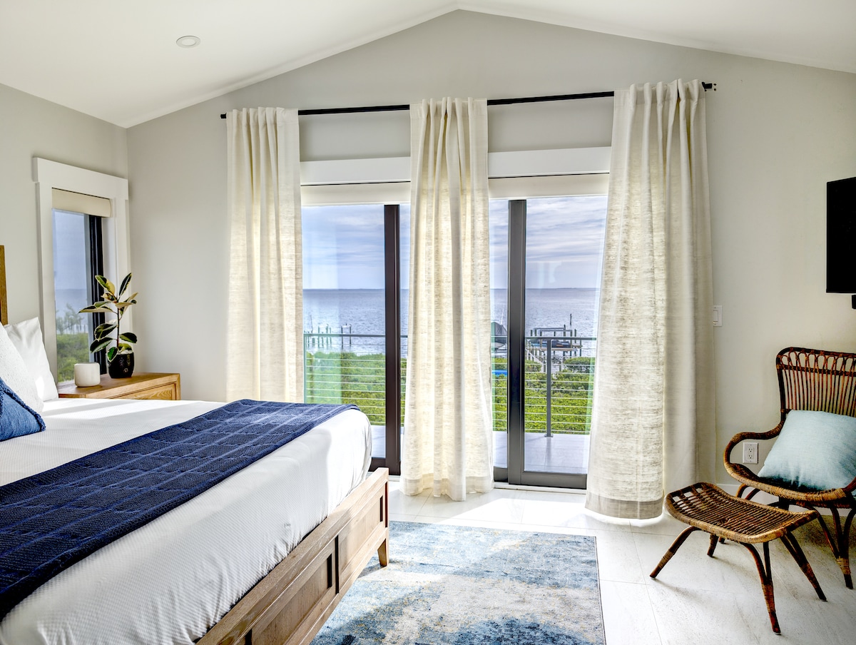 The Dolphin Room, 3rd floor Oceanview master ensuite with balcony, king bed, built-in twin daybed, and full bathroom. 