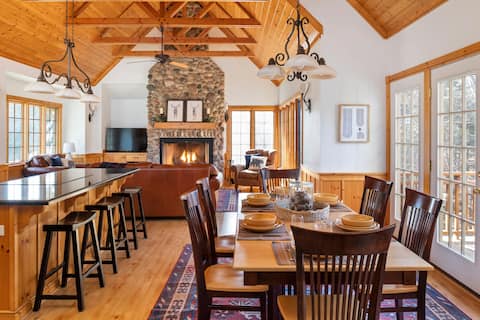 Fall Delight! *Hot Tub*, Fire Pit & Cozy Fireplace