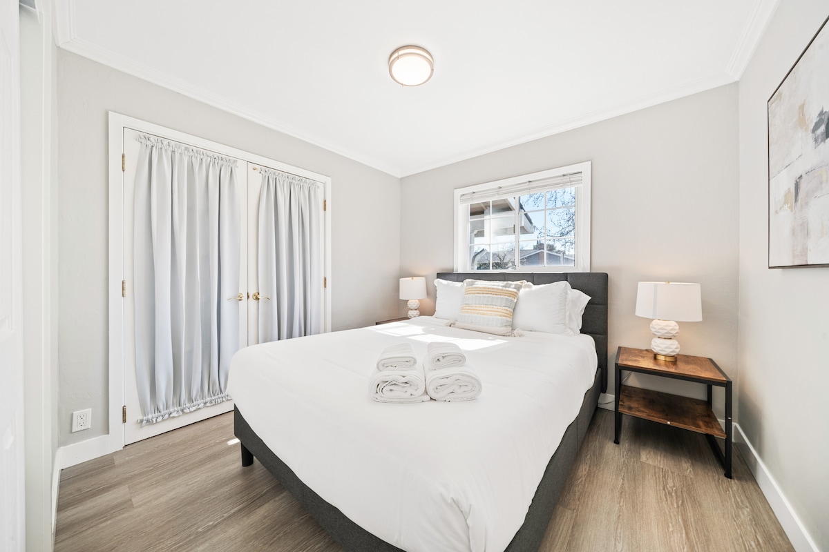 Chumba cha kulala chenye kitanda cha kifahari, mapambo ya kifahari na mwangaza laini. Kona yenye starehe kwa usiku wa kupumzika.