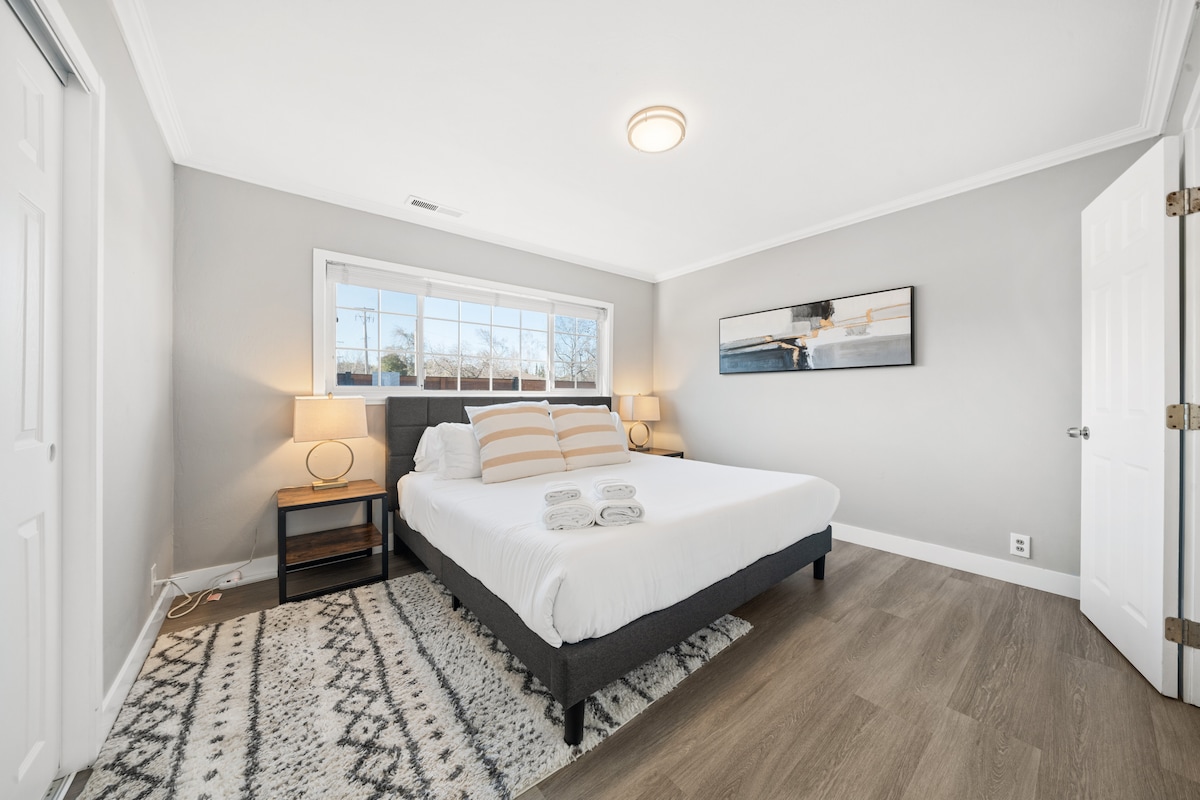 Chumba cha kulala kilicho laini na tulivu chenye matandiko na mwanga wa kutosha wa asili. Mapumziko ya amani baada ya siku ya uchunguzi.