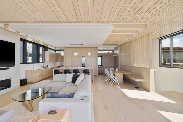 Stunning Luxury Beach House with 180° Views gallery image 4