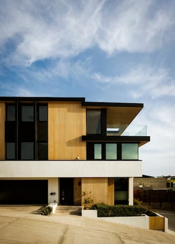 Stunning Luxury Beach House with 180° Views gallery image 3