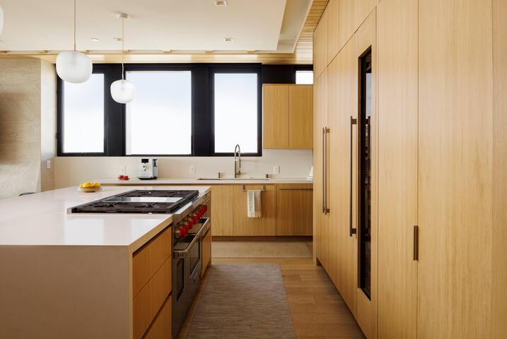 Stunning Luxury Beach House with 180° Views gallery image 5