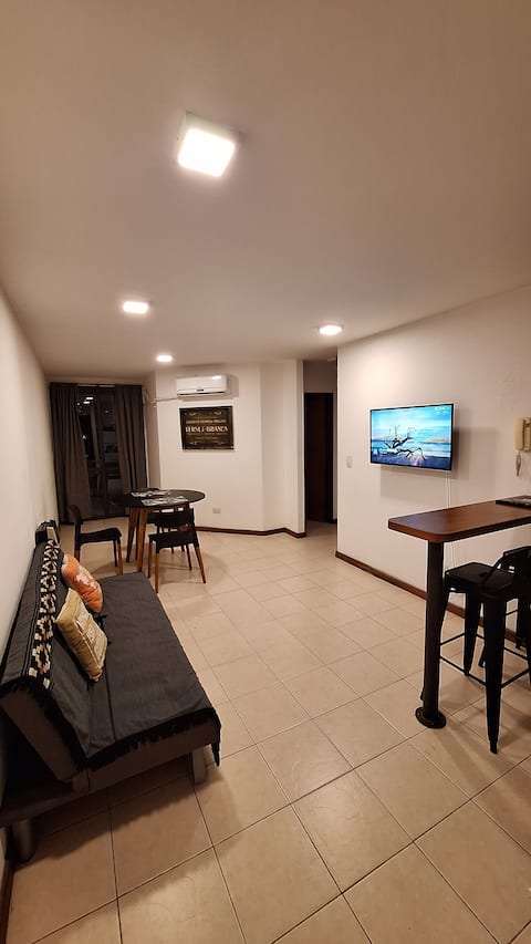 Top Airbnb: Centrally located apartment overlooking La Cañada Güemes in Córdoba