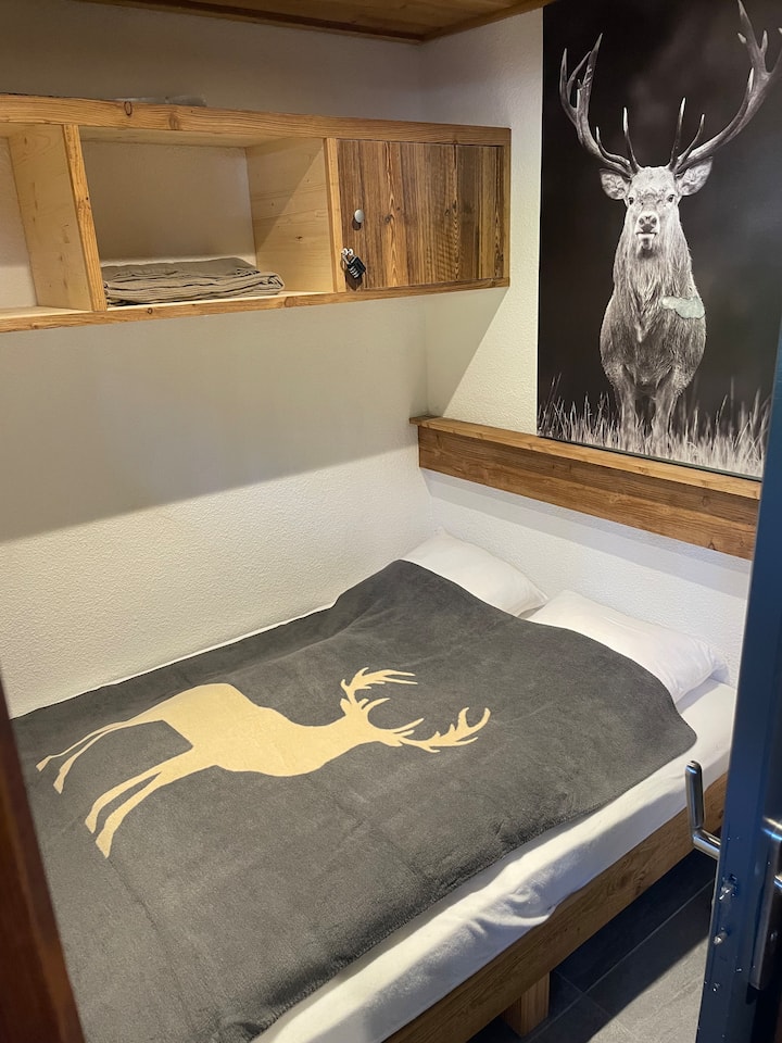 Dormitorio 2 con una cama de 140*190 cm y un armario de almacenamiento alto