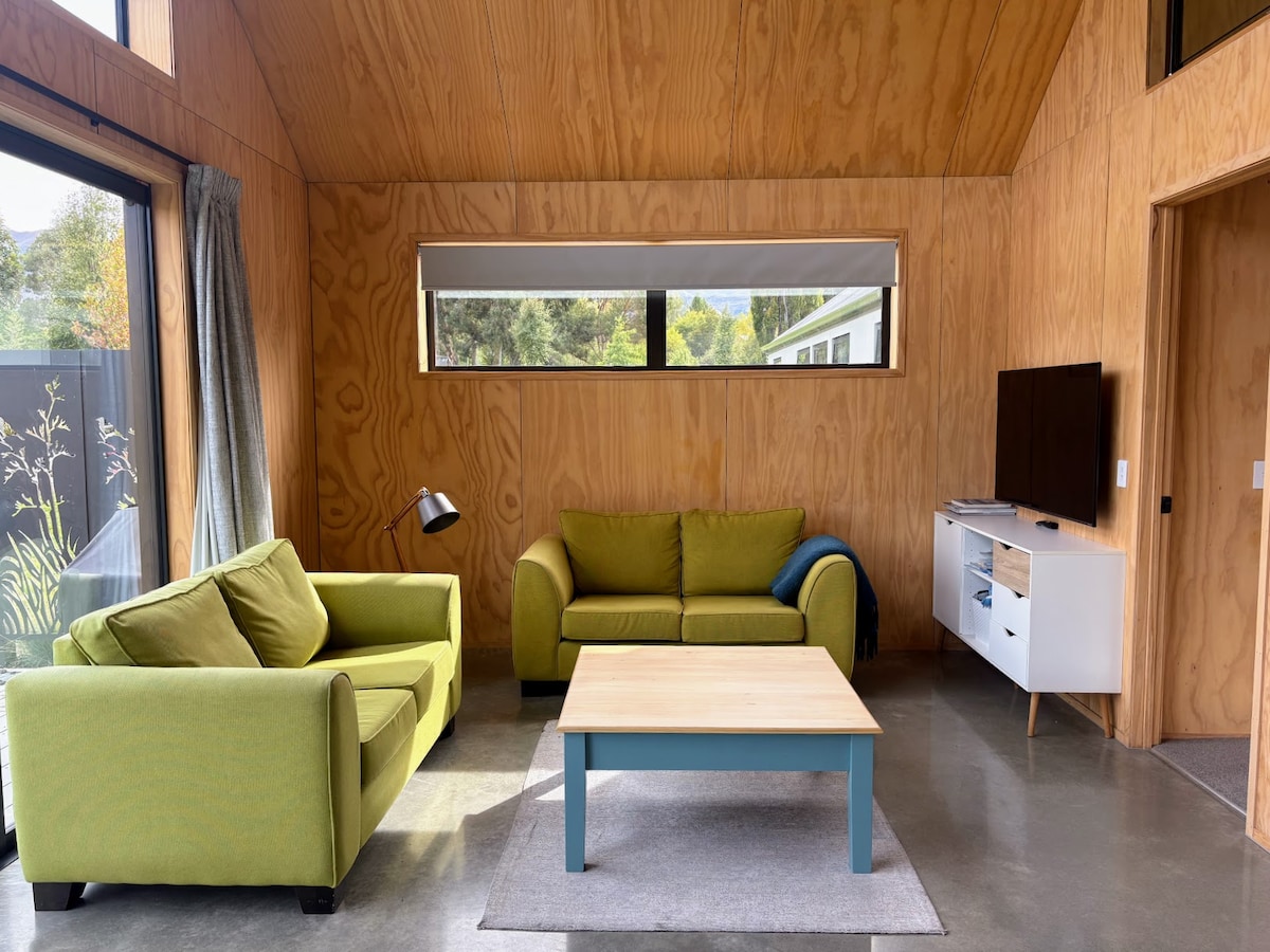 Popular Airbnb listing: Mill Creek Cottage in Lake Hayes Basin