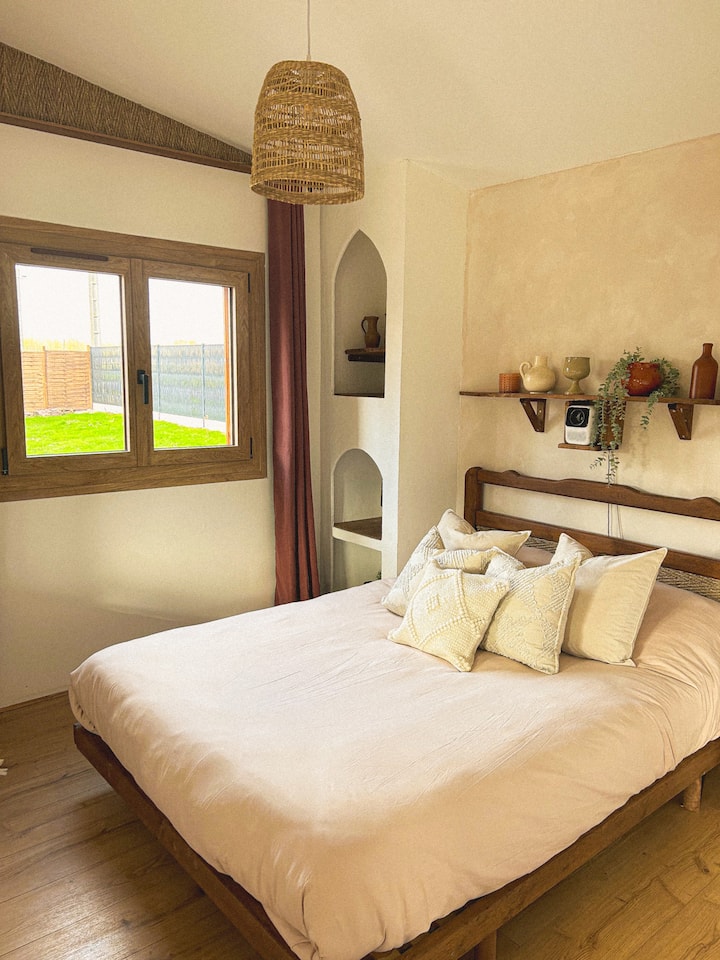 Разбудете се опкружени со зеленило во нашата спална соба со балдахин, со смирувачки утрински поглед. Во вечерните часови, вклучете го амбиентот со видеопроектор за филмските вечери  