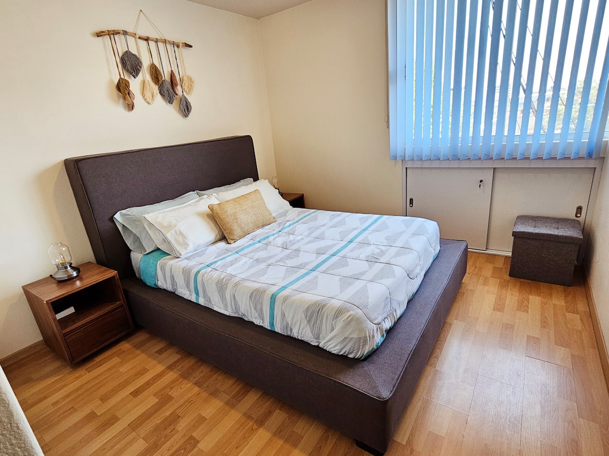 מיטה זוגית נוחה במיוחד, ממוזגת עם 2 כריות לכל אורח (אחת רכה ואחת קשיחה) כדי להבטיח מנוחה נינוחה.