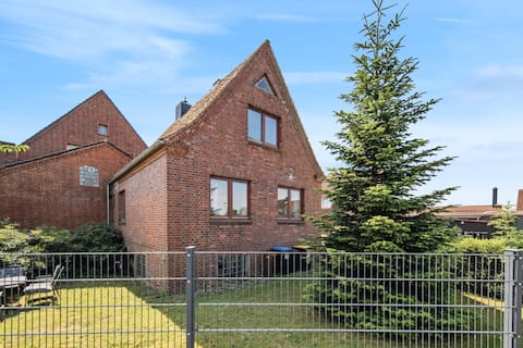 Ganzes Haus, 80qm, Parkplatz, 6 Pers, WiFi, TV