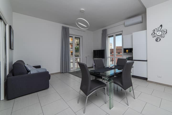 Од оваа перспектива се гледа дневната соба во целост: на аголот има телевизор, веднаш до двете големи француски врати кои овозможуваат пристап до Големиот балкон на куќата. Опремени се и со домотични ролетни