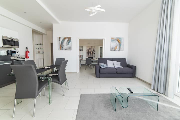 Il Salotto costituisce un open space con la cucina, collegandosi anche allo studio tramite due porte scorrevoli. Anche questo ambiente è dotato di un condizionatore e vi entra moltissima luce dalle due ampie porte-finestre