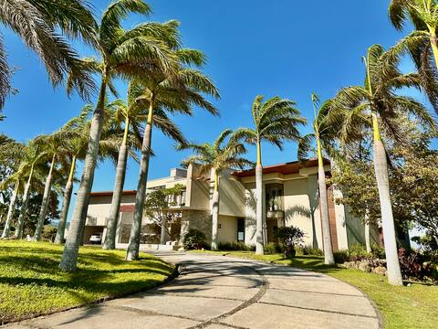 Luxury Estate - Hacienda Vista a la Montaña