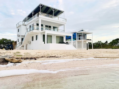 Beachfront 3 Bedroom/Pool/Kitchen/Breakfast/1000SF