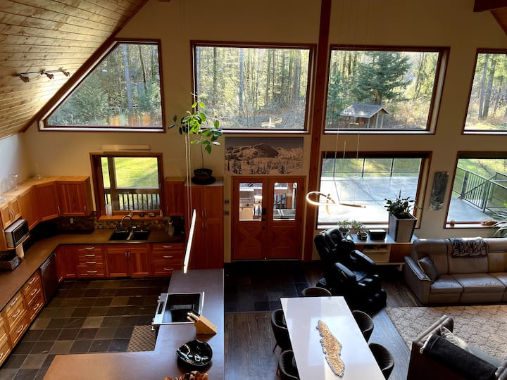 Tsolum River Cedar Home Getaway - Courtenay