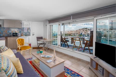 Popular Airbnb listing: Small maisonette with a panoramic sea view in Δήμος Πειραιώς