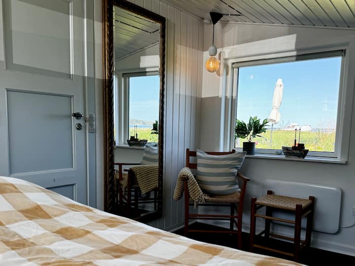 Уживајте во погледот на фјордот и малото пристаниште од работ на креветот или додека се подготвувате за дневните доживувања.