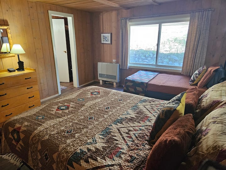 Dhoma 3: - Kati i parë (kërkon disa hapa). 1 krevat dopio "Queen", 1 krevat dopio dhe banjë ensuite.
Në dimër, kjo dhomë ka një sistem normal ngrohjeje në stilin e hotelit dhe është e sigurt për fëmijët e vegjël.
Dhomat 3 dhe 4 mund të jenë të bashkuara (dera midis bravave).