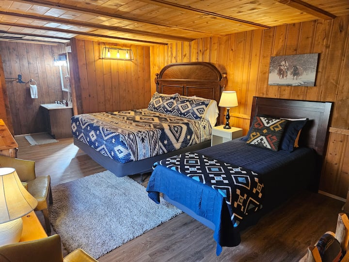 Dhoma 4 - Kati i parë (kërkon disa hapa). 1 krevat dopio "king", 1 krevat dopio dhe banjë ensuite.
Në dimër, kjo dhomë ka një sistem normal ngrohjeje në stilin e hotelit dhe është e sigurt për fëmijët e vegjël.
Dhomat 3 dhe 4 mund të jenë të bashkuara (dera midis bravave).