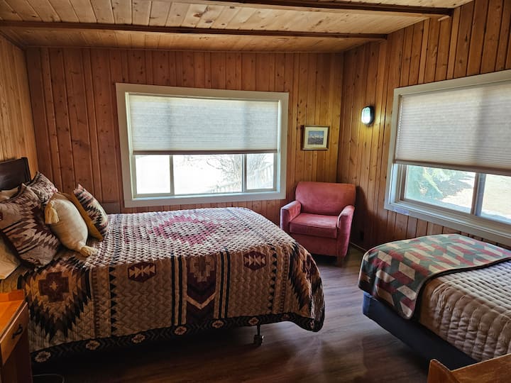 Dhoma 7 - Kati i dytë. 1 krevat dopio "Queen", 1 krevat dopio dhe banjë ensuite.
 Në dimër, kjo dhomë ngrohet nga një ngrohëse muri me propan dhe nuk është e përshtatshme për fëmijë shumë të vegjël.