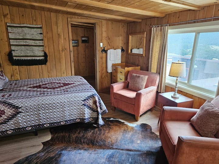 Dhoma 10 - Kati i dytë. 1 krevat dopio "Queen", 1 krevat dopio (krevatet janë të ndarë nga një mur dhe derë pa çelës) dhe banjë ensuite.
Në dimër, kjo dhomë ngrohet nga një ngrohëse muri me propan dhe nuk është e përshtatshme për fëmijë shumë të vegjël. 