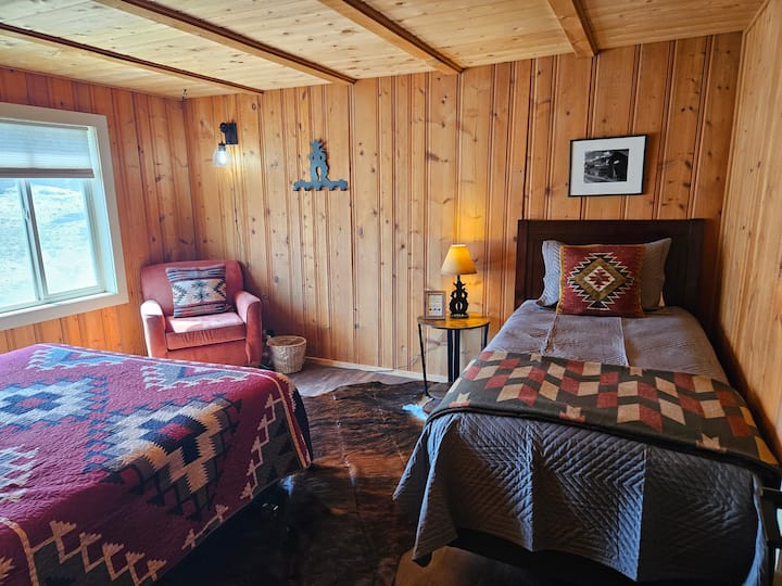 Dhoma 2 - Kati i parë (kërkon disa hapa). 1 krevat dopio "Queen", 1 krevat dopio dhe banjë "En suite".
Në dimër, kjo dhomë ngrohet nga një ngrohëse muri me propan dhe nuk është e përshtatshme për fëmijë shumë të vegjël.