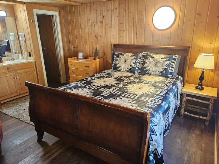 Dhoma 1 - Kati i parë (kërkon disa hapa). 1 krevat dopio "Queen" dhe banjë ensuite.
Në dimër, kjo dhomë ngrohet nga një ngrohëse muri me propan dhe nuk është e përshtatshme për fëmijë shumë të vegjël.