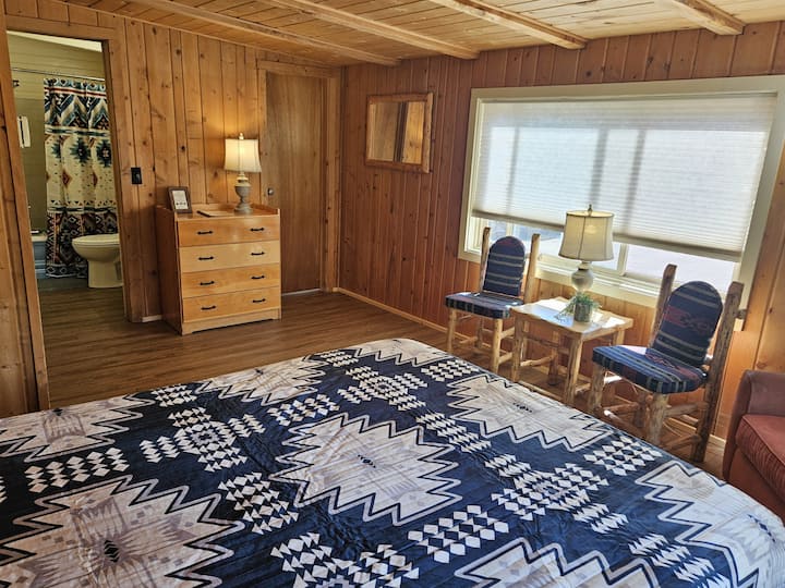 Dhoma 6 - Kati i dytë. 1 krevat dopio "Queen" (1 krevat dopio me rrota është i disponueshëm sipas kërkesës) dhe banjë ensuite.
Në dimër, kjo dhomë ngrohet nga një ngrohëse muri me propan dhe nuk është e përshtatshme për fëmijë shumë të vegjël.