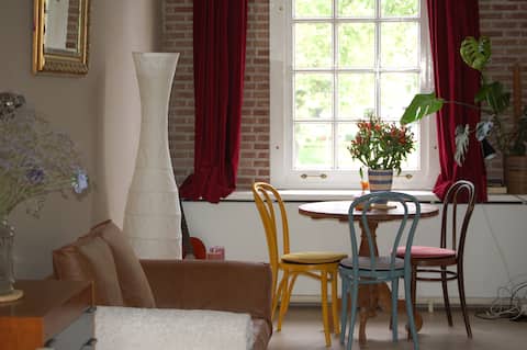 Popular Airbnb listing: Tiny House Historic Delfshaven (Galerie Petit) in Delfshaven