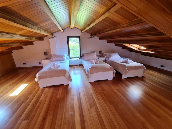 Dhomë nën verandë në katin e dytë me tre krevate tek