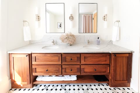 Ideal Location! Safe & Walkable. Kid/ Dog Friendly