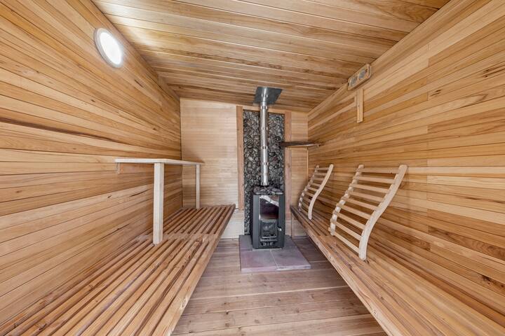 7 bdrm, sleeps 16, Sauna, Koi Pond, Games, Dogs OK gallery image 2