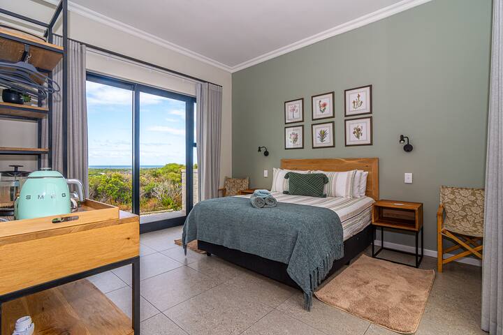 3号卧室- 1张1张标准双人床 套房卫生间。可从外面进入（与房子分开）。咖啡站