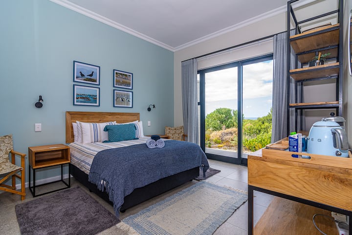 2号卧室 - 标准双人床。 套房卫生间。可从外面进入（与房子分开）。咖啡站