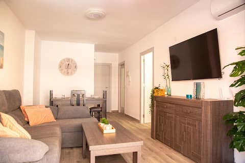 Airbnb con mejor rendimiento: Norah Beach Del Cura Sea Views Apartment en Torrevieja
